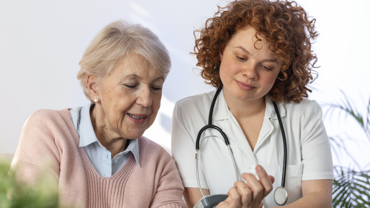 une infirmière qui ss'occupe d'une personne âgée